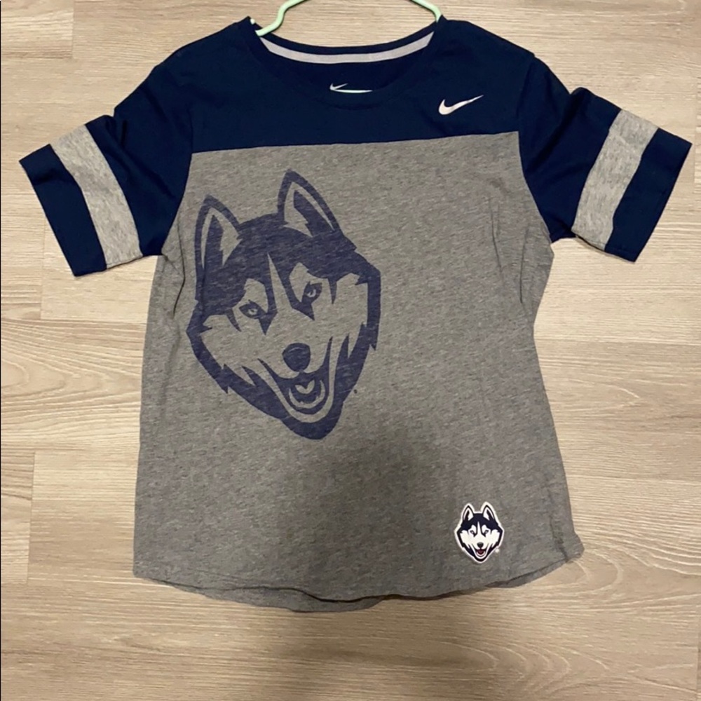 UCONN huskies t-shirt